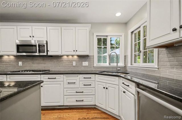 3780 Squirrel Road, Bloomfield Hills, MI 48304