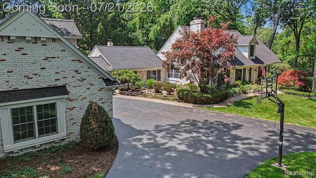 3780 Squirrel Road, Bloomfield Hills, MI 48304