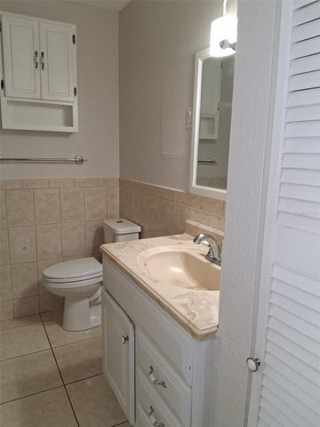 924 LAKEWOOD AVENUE, Tampa, FL 33613