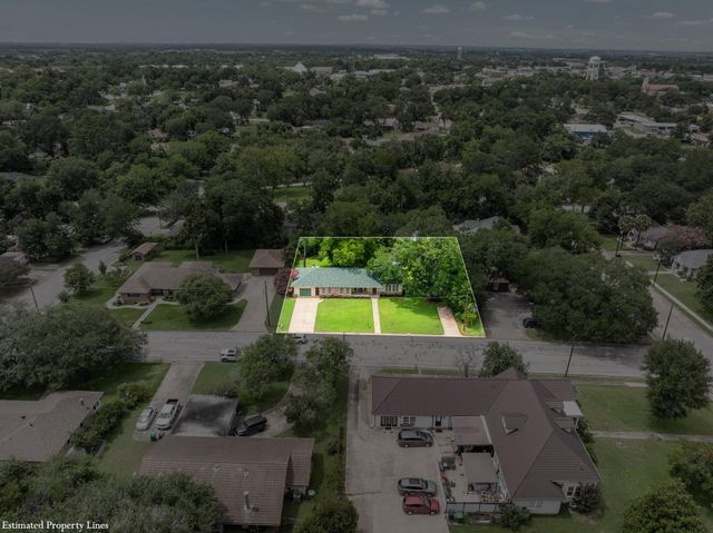 404 W Tom Green Street, Brenham, TX 77833