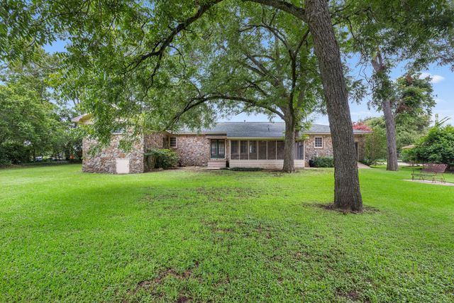 404 W Tom Green Street, Brenham, TX 77833