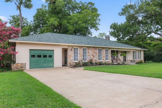 404 W Tom Green Street, Brenham, TX 77833
