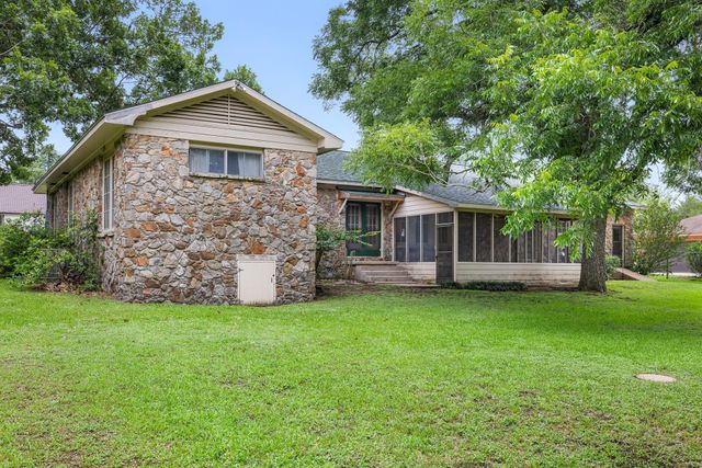 404 W Tom Green Street, Brenham, TX 77833
