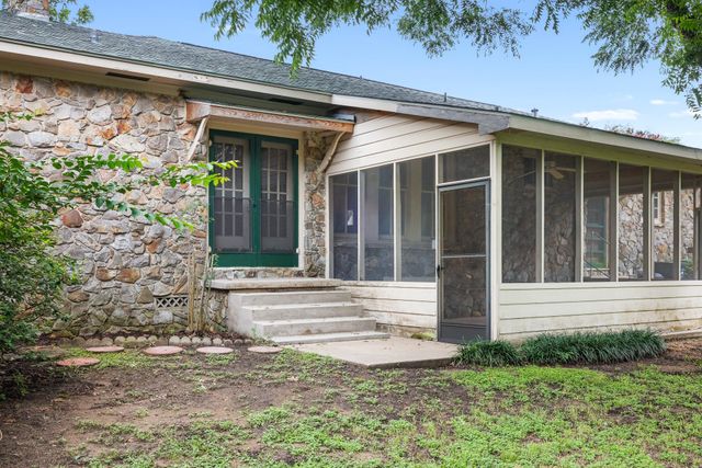 404 W Tom Green Street, Brenham, TX 77833
