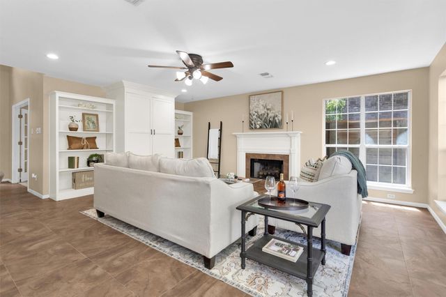 1915 E Lake Drive, Huntsville, TX 77340