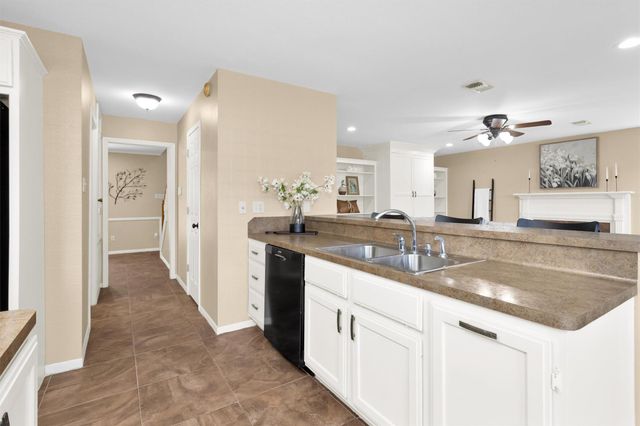 1915 E Lake Drive, Huntsville, TX 77340