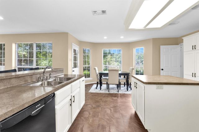 1915 E Lake Drive, Huntsville, TX 77340