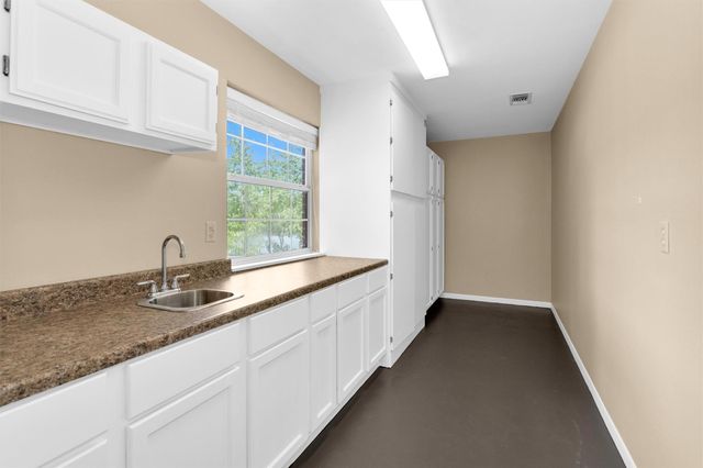 1915 E Lake Drive, Huntsville, TX 77340