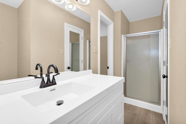 1915 E Lake Drive, Huntsville, TX 77340