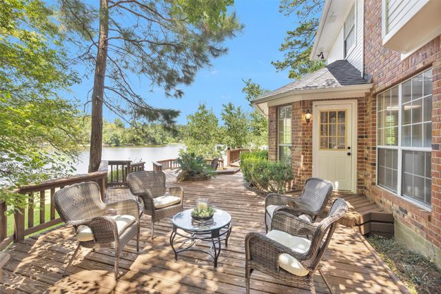 1915 E Lake Drive, Huntsville, TX 77340