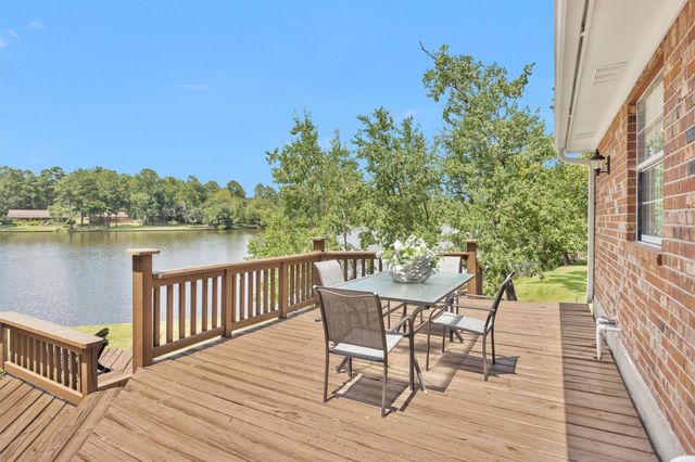 1915 E Lake Drive, Huntsville, TX 77340