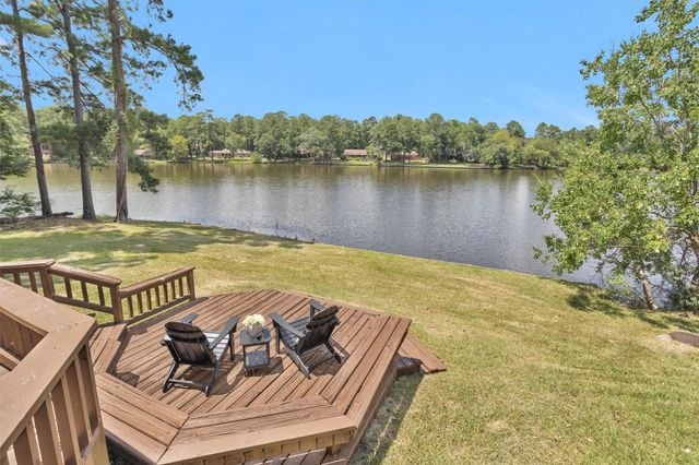 1915 E Lake Drive, Huntsville, TX 77340