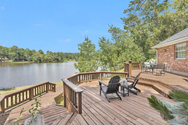 1915 E Lake Drive, Huntsville, TX 77340