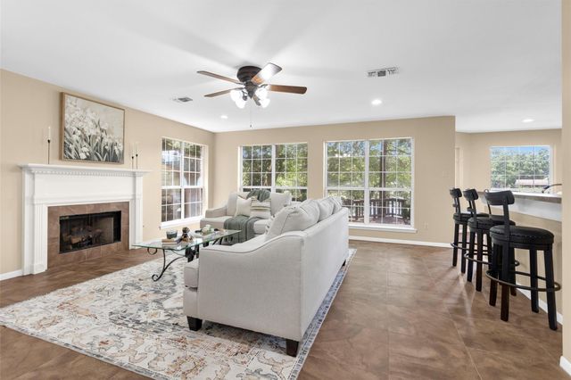 1915 E Lake Drive, Huntsville, TX 77340