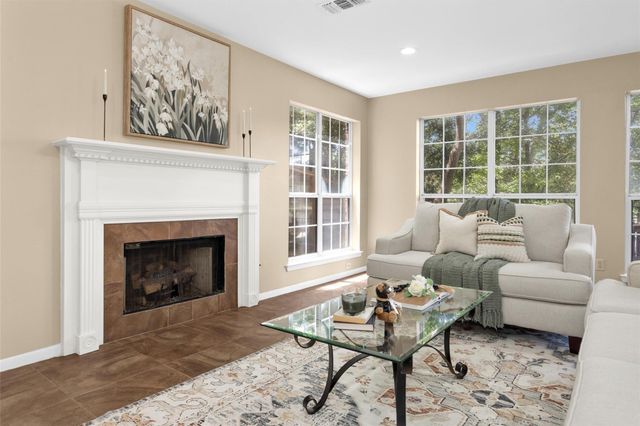 1915 E Lake Drive, Huntsville, TX 77340
