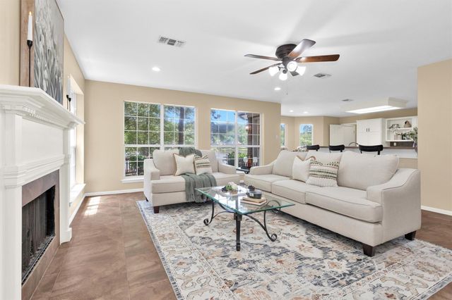1915 E Lake Drive, Huntsville, TX 77340
