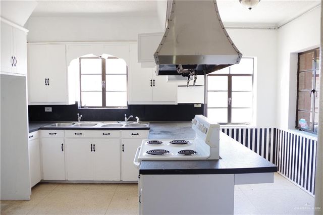 302 W Sam Houston Avenue, Pharr, TX 78577