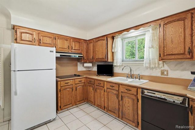 3577 Meadowleigh Lane, Waterford, MI 48329