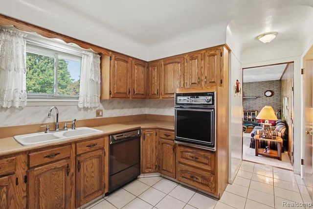 3577 Meadowleigh Lane, Waterford, MI 48329