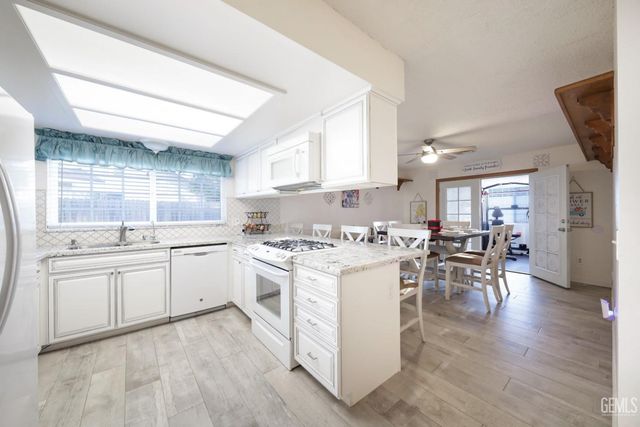 2017 William F Halsey Avenue, Bakersfield, CA 93304