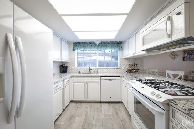 2017 William F Halsey Avenue, Bakersfield, CA 93304