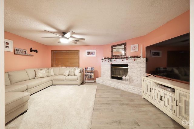 2017 William F Halsey Avenue, Bakersfield, CA 93304