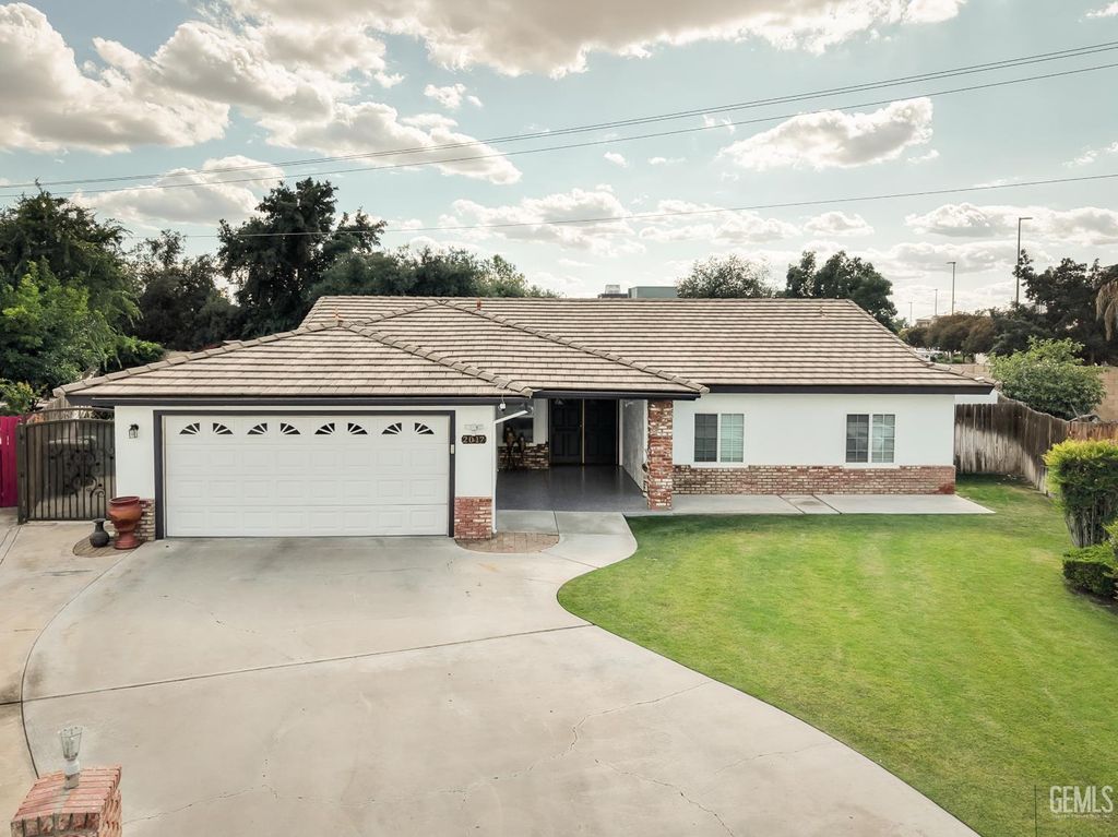 2017 William F Halsey Avenue, Bakersfield, CA 93304