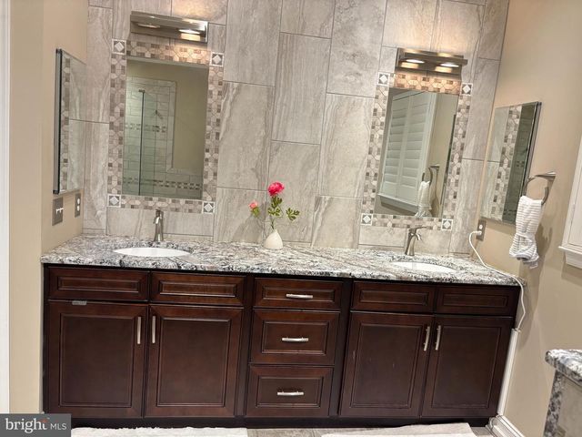 28 PEMBERTON LN, East Windsor, NJ 08520