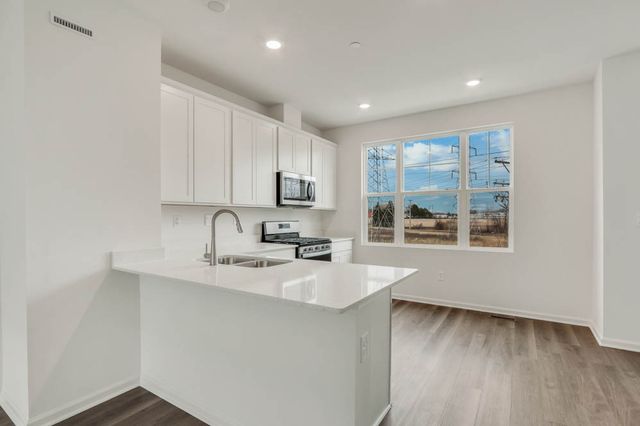 565 yosemite Way, Mundelein, IL 60060