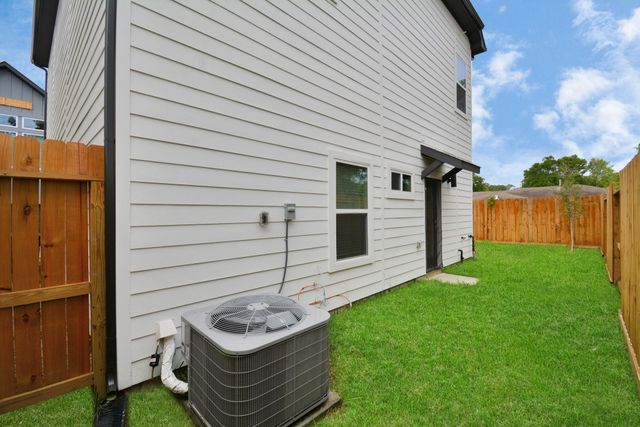 2504 W Tidwell Road E, Houston, TX 77091