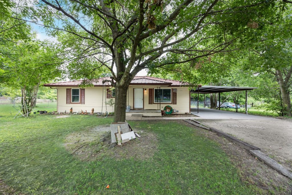 571 S 1st Street, Point, TX 75472
