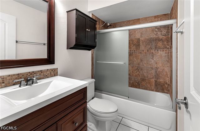 8302 Charter Club CIR 6, Fort Myers, FL 33919