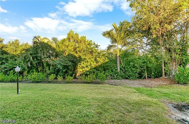 8302 Charter Club CIR 6, Fort Myers, FL 33919