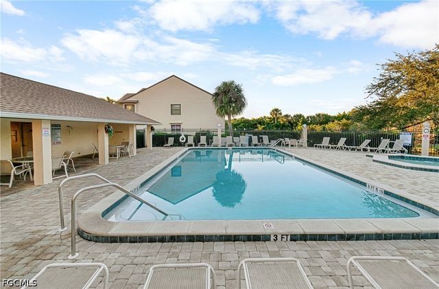 8302 Charter Club CIR 6, Fort Myers, FL 33919