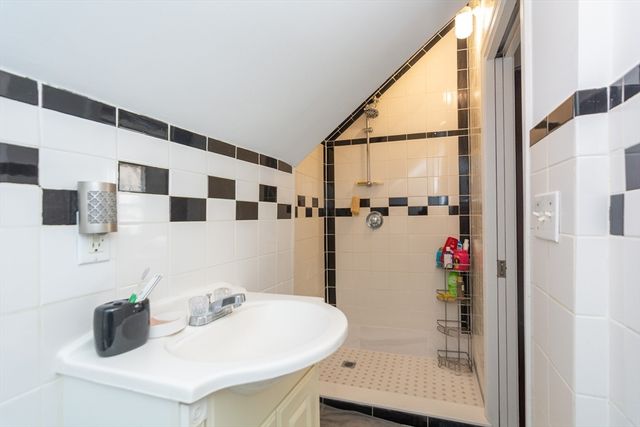 10 Dell St, Malden, MA 02148