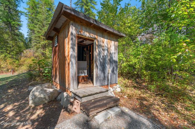 1758 Giles Connection Rd, Bonners Ferry, ID 83805