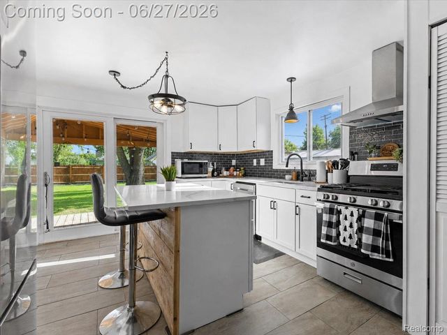 27116 Delton Street, Madison Heights, MI 48071