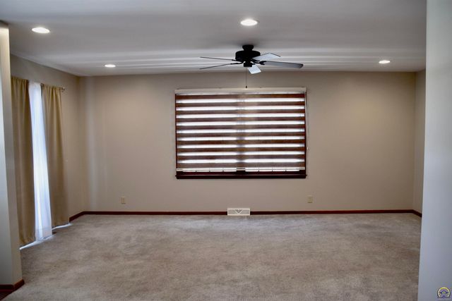 3209 SW 29th TER, Topeka, KS 66614