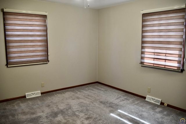 3209 SW 29th TER, Topeka, KS 66614