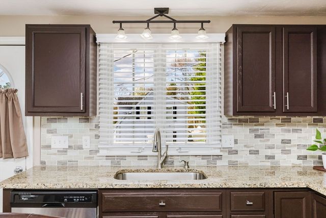 86 Cranesbill Rd, Taunton, MA 02780