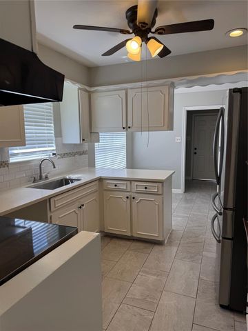9002 Roos, Houston, TX 77036
