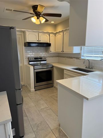 9002 Roos, Houston, TX 77036