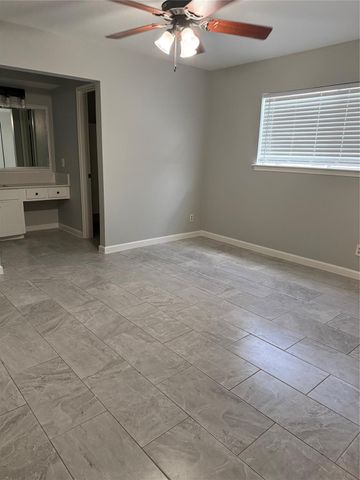 9002 Roos, Houston, TX 77036