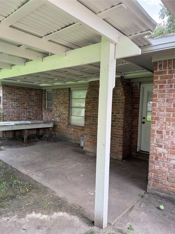9002 Roos, Houston, TX 77036