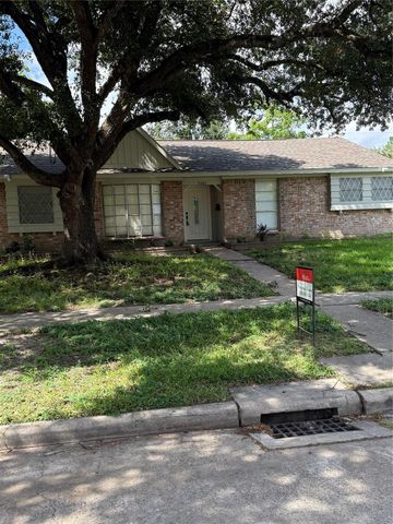 9002 Roos, Houston, TX 77036