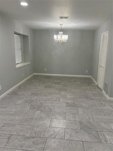 9002 Roos, Houston, TX 77036