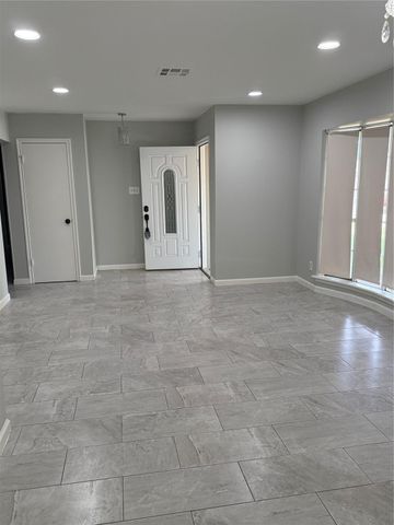 9002 Roos, Houston, TX 77036