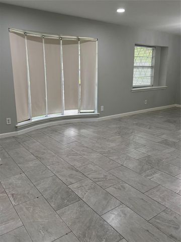 9002 Roos, Houston, TX 77036