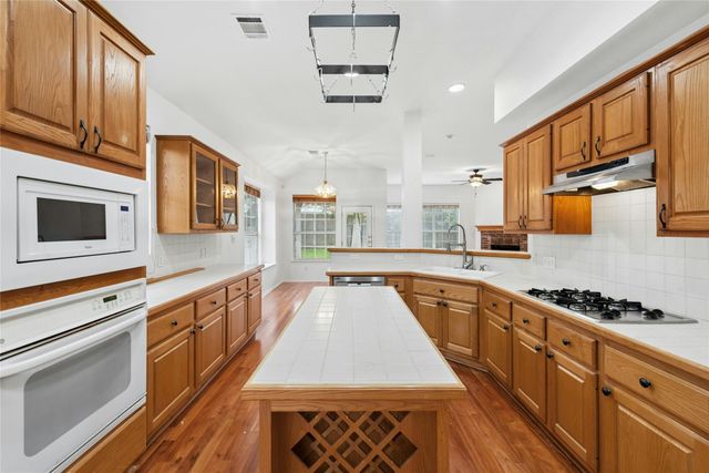 1421 Hargis CRK, Austin, TX 78717