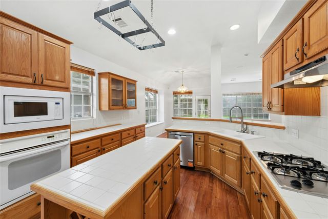 1421 Hargis CRK, Austin, TX 78717